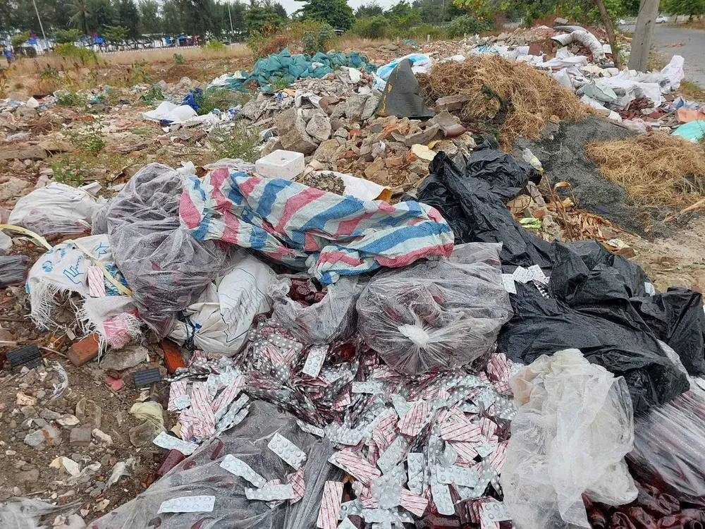 Đà Nẵng phát hiện lô tân dược bị vứt bỏ giữa đường, hé lộ chủ nhân bất ngờ - Hình 1