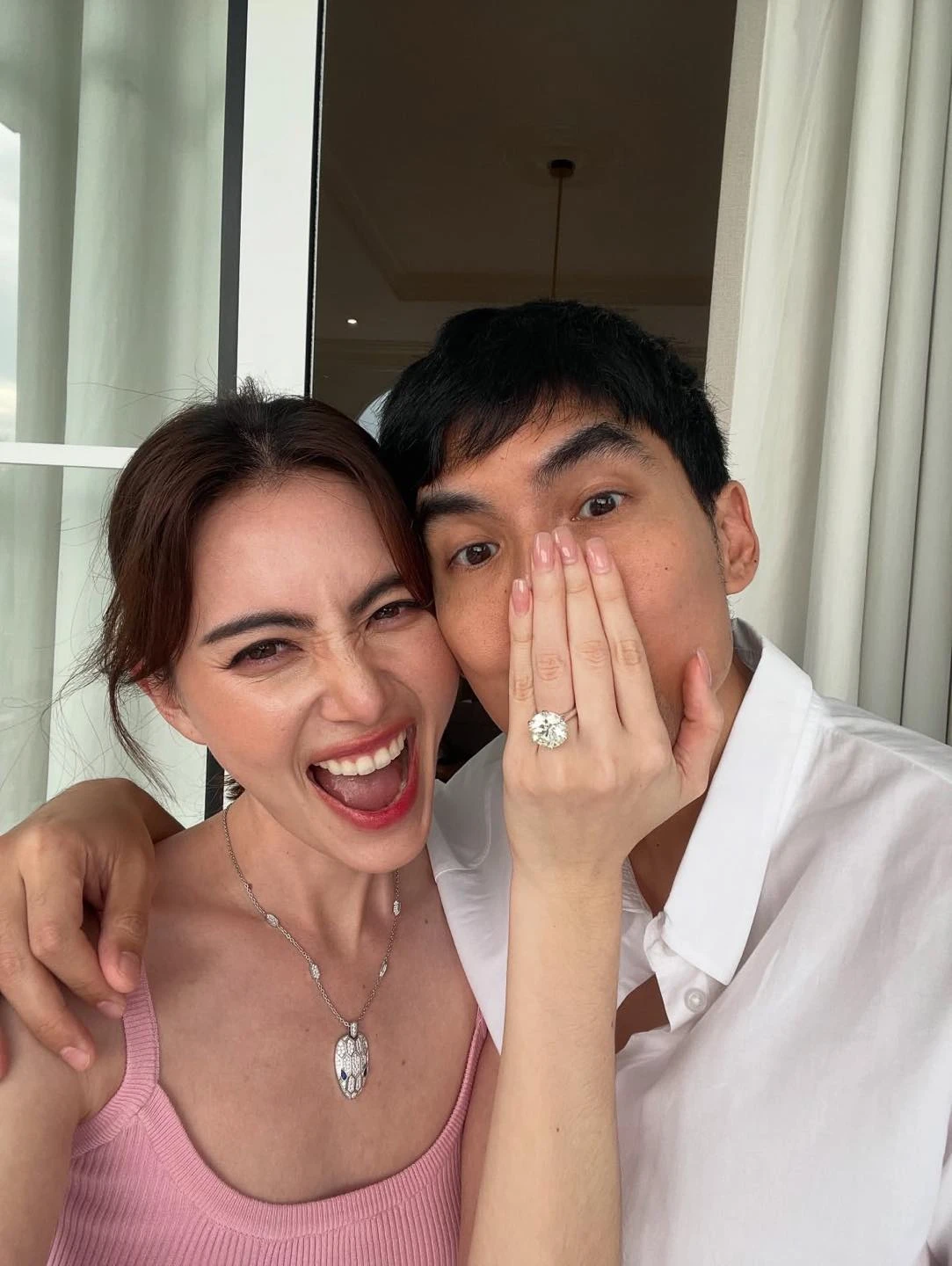 Nàng thơ cũ Sơn Tùng sắp đính hôn, khoe nhẫn kim cương size khủng, fan lóa mắt - Hình 2