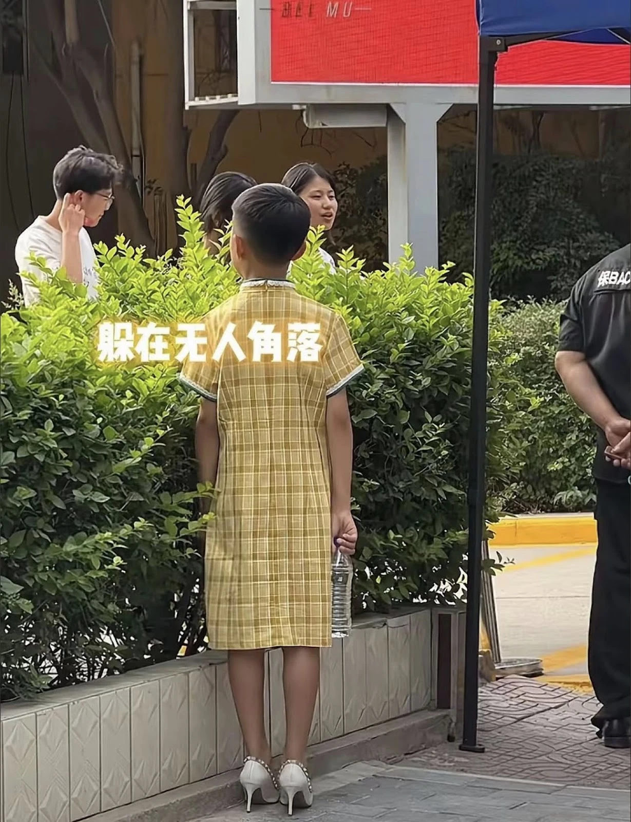 Trend mới tại Trung Quốc: Đàn ông mặc sườn xám ra đường làm chuyện sốc! - Hình 7