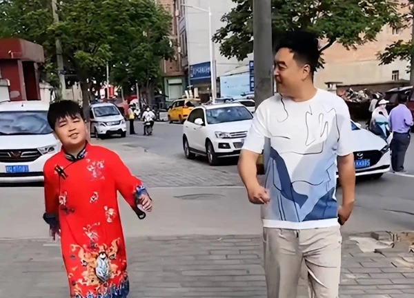 Trend mới tại Trung Quốc: Đàn ông mặc sườn xám ra đường làm chuyện sốc! - Hình 6