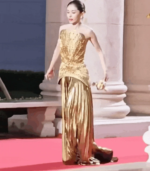 1 nữ diễn viên ngã bổ nhào trên thảm đỏ show thời trang, BTC đã dặn nhưng quyết không nghe! - Hình 1