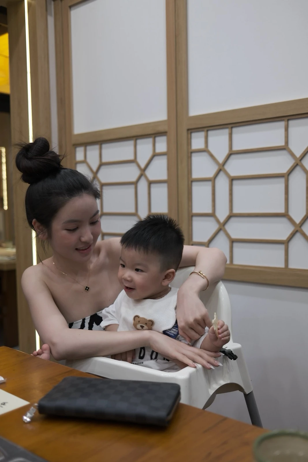 Chu Thanh Huyền khiến netizen mắt chữ A, miệng chữ O lên đồ quyến rũ bất ngờ - Hình 2