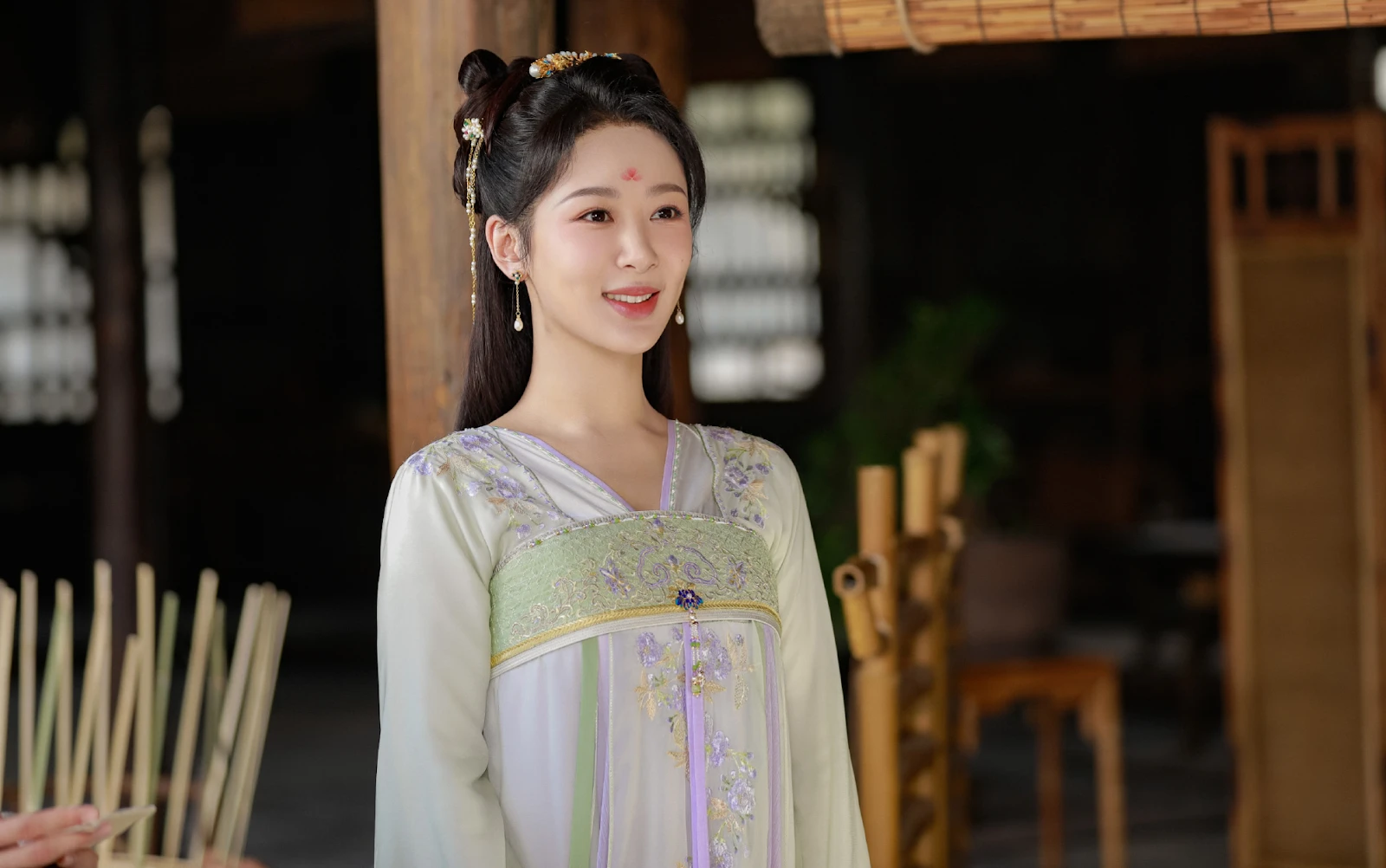 Dương Tử: Từ mỹ nhân đường lưỡi bò bị fan Việt ghét, nhận đề cử Bạch Ngọc Lan - Hình 4