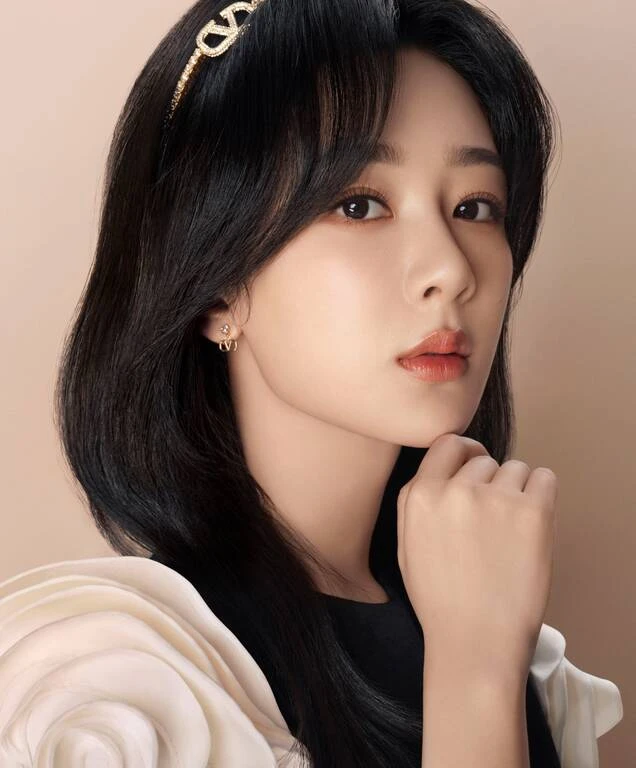 Dương Tử: Từ mỹ nhân đường lưỡi bò bị fan Việt ghét, nhận đề cử Bạch Ngọc Lan - Hình 1