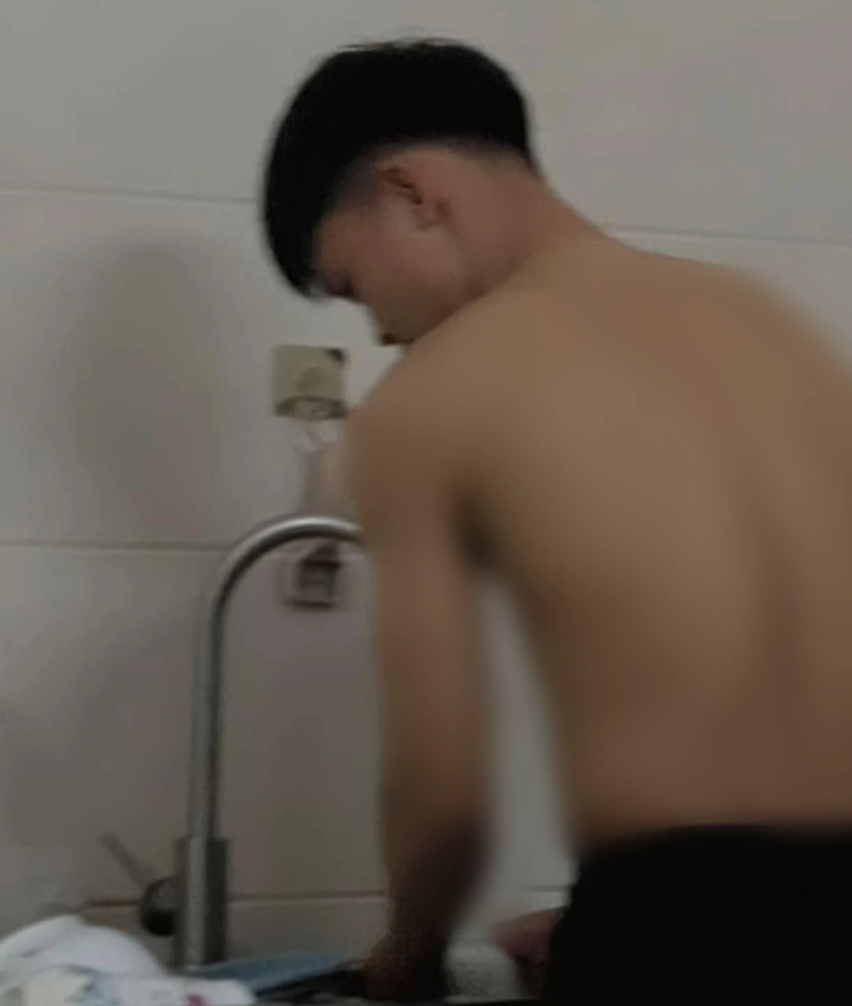 Hồ Văn Cường trần trụi vào bếp rửa chén, đội vợ lên đầu, CĐM đặt biệt danh mới - Hình 1