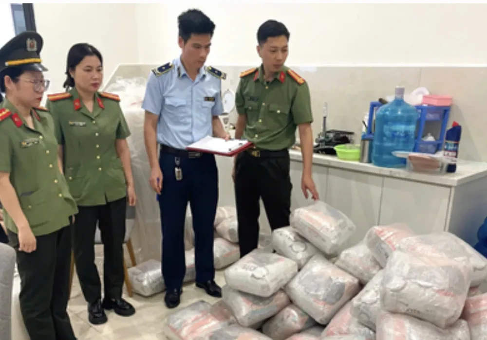 Bóc trần xưởng ngầm sản xuất thức ăn mèo giả Catsrang giữa khu đô thị cao cấp! - Hình 1