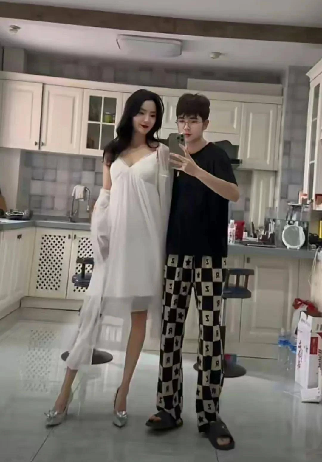 Chàng trai dính lưới tình bà dì U40, 1 lần đò, cưới về mới biết sướng như tiên - Hình 3
