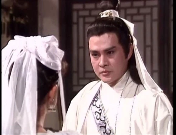 Cố Quán Trung: Mỹ nam cổ trang lao dốc vì phi.m 1.8 , U70 bán chân gà mưu sinh - Hình 2