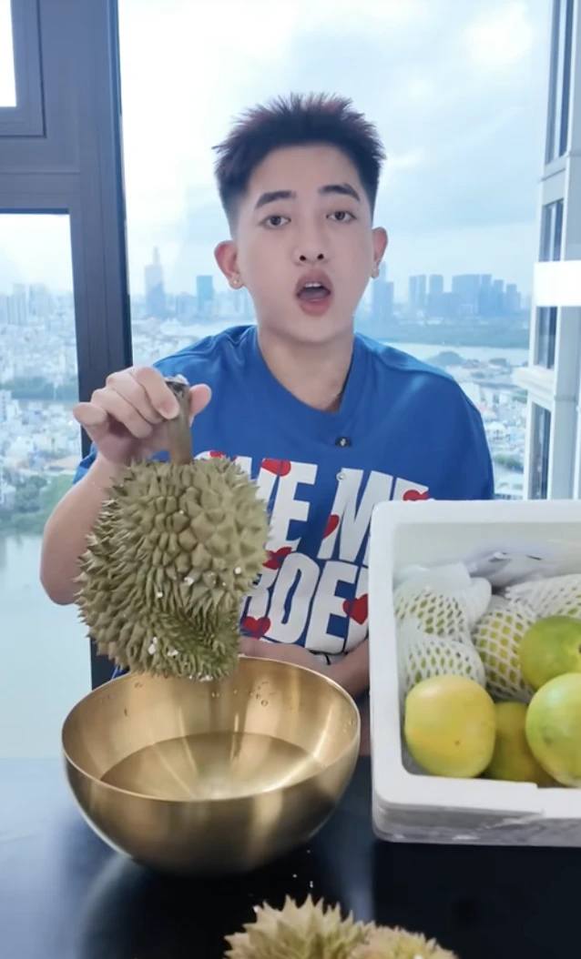 Hoàng Anh Panda ăn sầu riêng ngâm bò húc, nói một câu khiến netizen phẫn nộ! - Hình 1