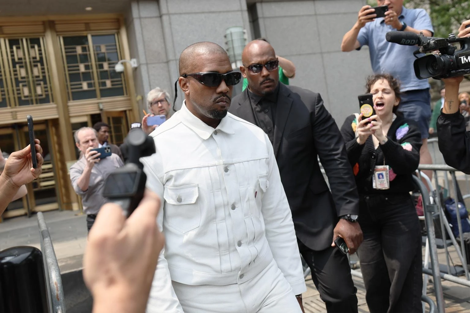 Kanye West mặt dày đến ủng hộ Diddy, bị đuổi cổ khỏi phiên tòa, lý do bất ngờ - Hình 1