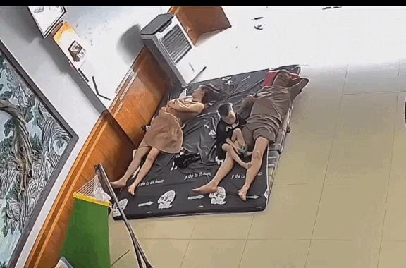 Sợ mẹ bị nóng, búp măng non kéo quạt ra báo hiếu nhưng hiếu thì mẹ chưa thấy đâu, chỉ thấy xây xẩm mặt mày, trời đất quay cuồng - Hình 2