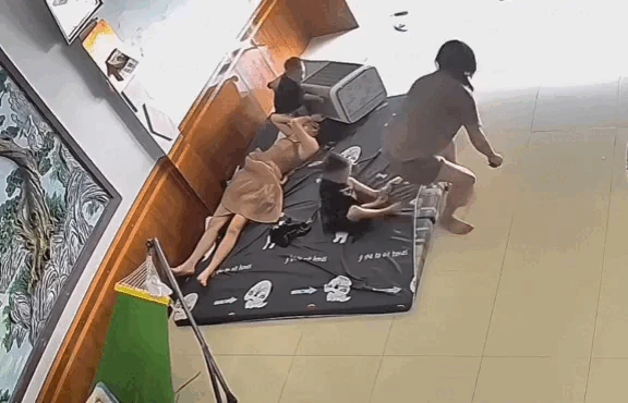 Sợ mẹ bị nóng, búp măng non kéo quạt ra báo hiếu nhưng hiếu thì mẹ chưa thấy đâu, chỉ thấy xây xẩm mặt mày, trời đất quay cuồng - Hình 3