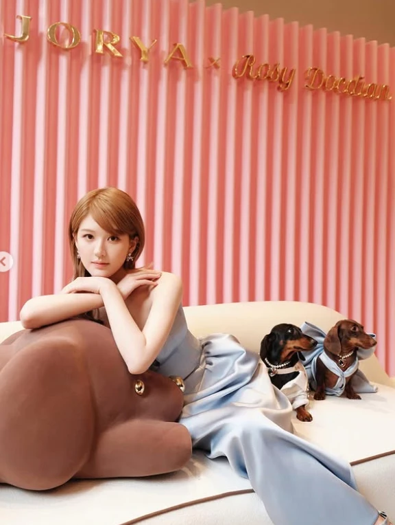 Triệu Lộ Tư và cú tái xuất kỳ lạ, khiến cộng đồng fan dậy sóng! - Hình 4