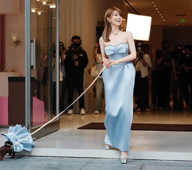 Triệu Lộ Tư và cú tái xuất kỳ lạ, khiến cộng đồng fan dậy sóng! - Hình 3