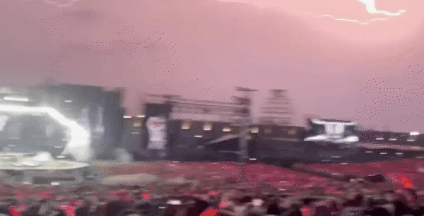 Concert Anh Trai Vượt Ngàn Chông Gai buộc phải dừng giữa chừng, mưa lớn kèm sấm sét khiến toàn bộ hệ thống âm thanh - ánh sáng tê liệt - Hình 3