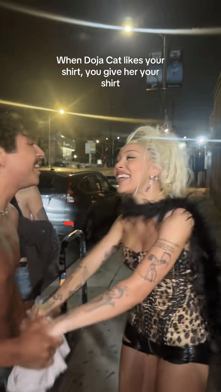 Doja Cat tố fan sờ soạng, vứt áo được tặng còn chê có mùi, hút 70 triệu lượt xem - Hình 2