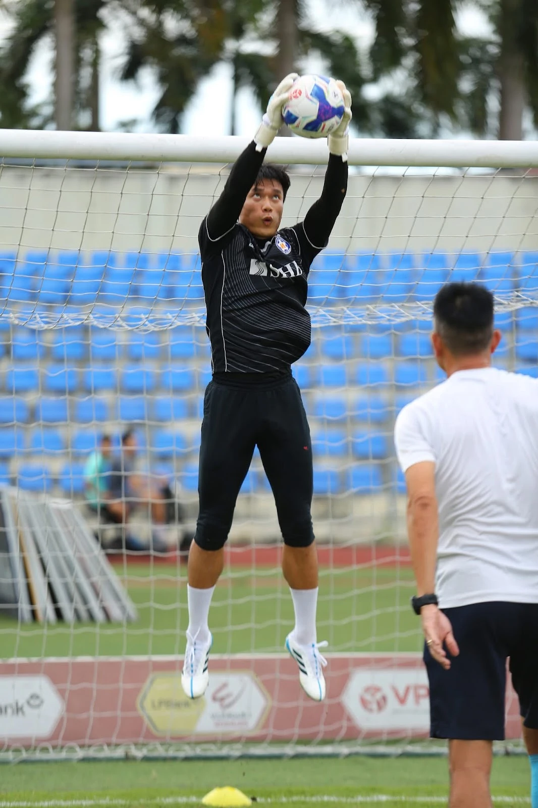 Goalkeeper Bui Tien Dungs sudden career change surprised everyone? - Photo 2