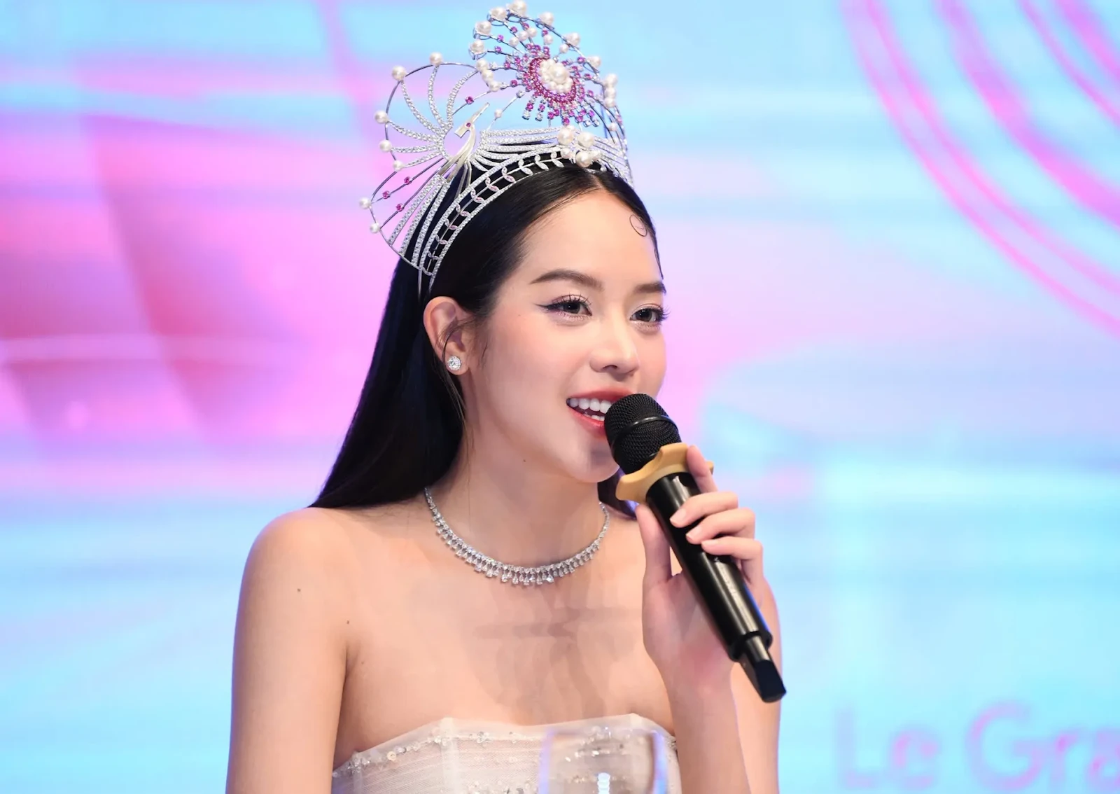 Hoa hậu Thanh Thủy khiến cộng đồng mạng dậy sóng một biểu cảm, hai luồng dư luận - Hình 1