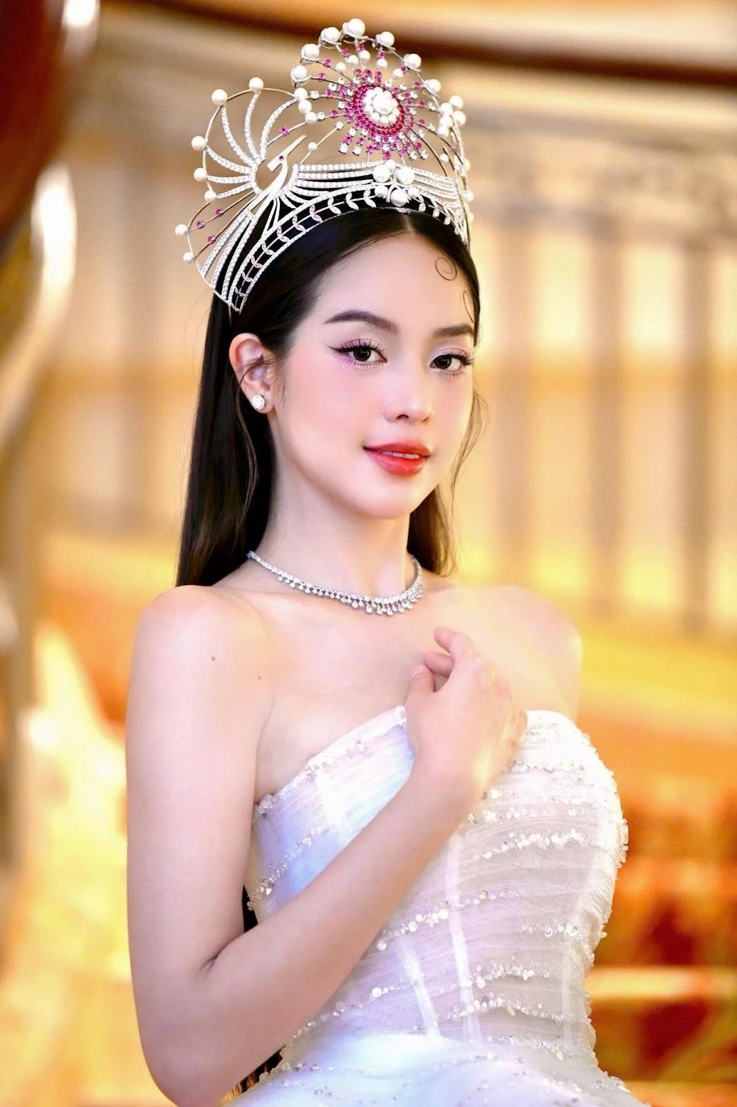 Hoa hậu Thanh Thủy khiến cộng đồng mạng dậy sóng một biểu cảm, hai luồng dư luận - Hình 2
