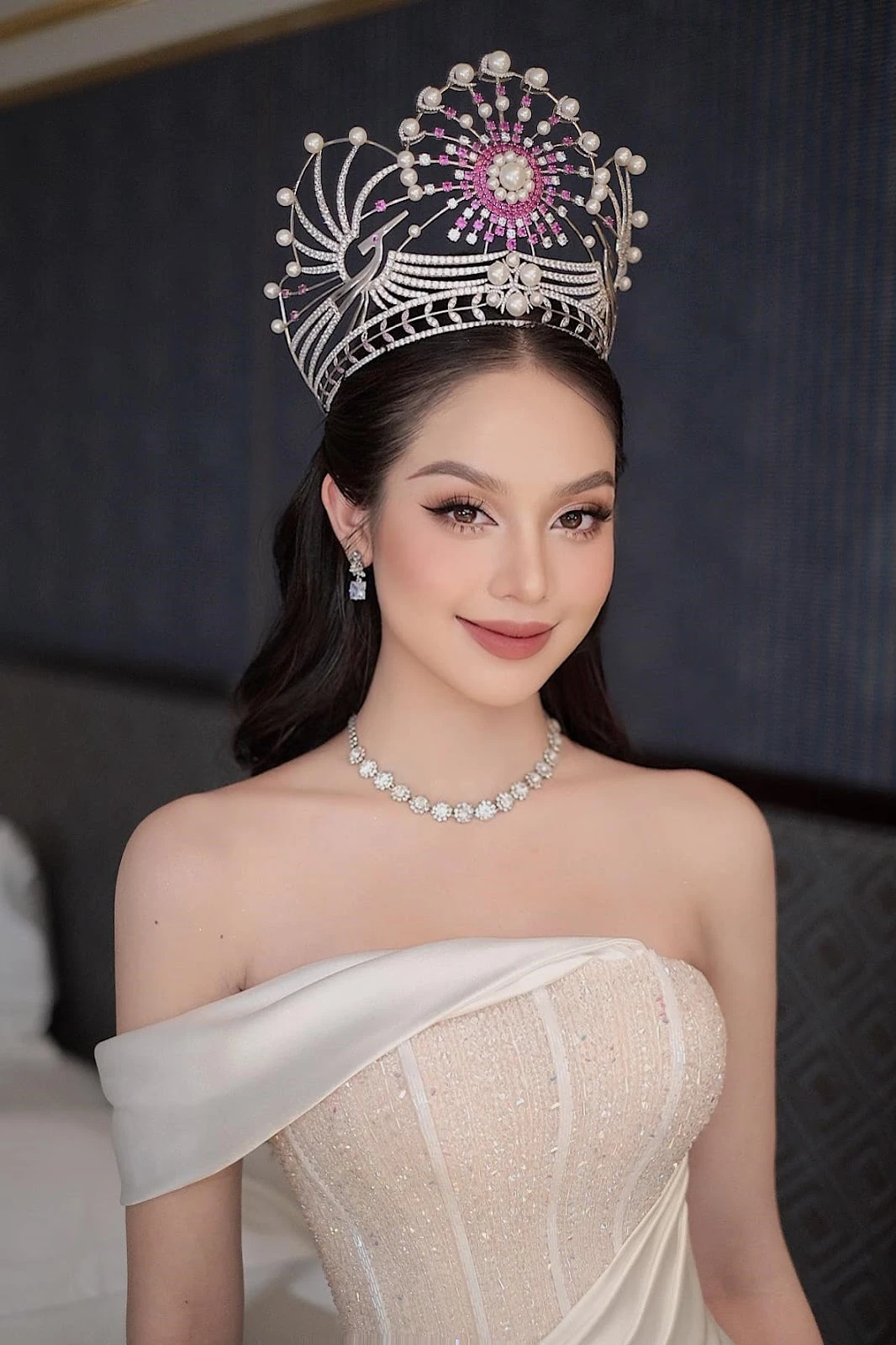 Hoa hậu Thanh Thủy khiến cộng đồng mạng dậy sóng một biểu cảm, hai luồng dư luận - Hình 5
