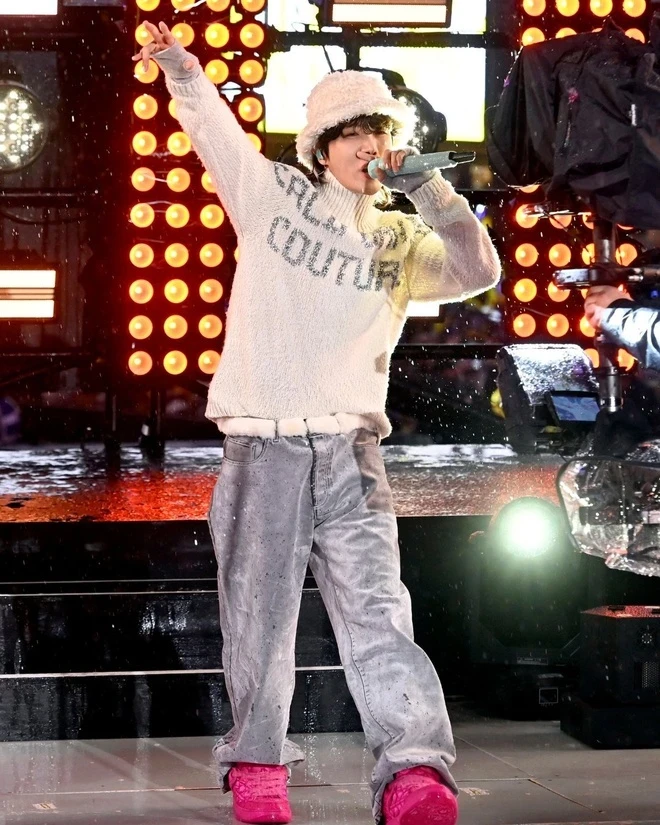 J-Hope khoe body cực phẩm nhưng bị nghi vẽ cơ bụng antifan hả hê bêu riếu - Hình 1