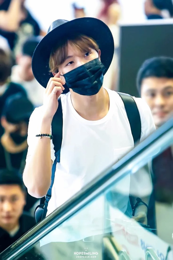 J-Hope khoe body cực phẩm nhưng bị nghi vẽ cơ bụng antifan hả hê bêu riếu - Hình 5