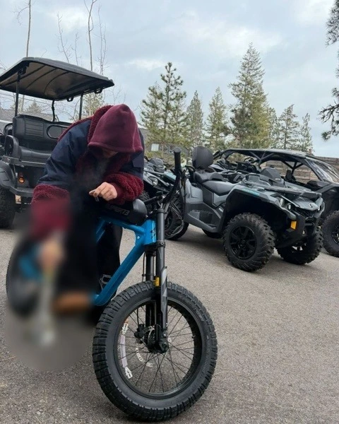 Justin Bieber úp ảnh ngón tay giữa, xả cơn tức giận, thái độ vợ sau đó sốc hơn - Hình 5