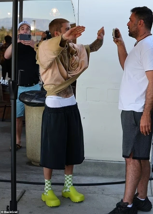 Justin Bieber úp ảnh ngón tay giữa, xả cơn tức giận, thái độ vợ sau đó sốc hơn - Hình 6