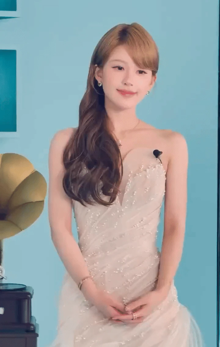 Triệu Lộ Tư mặc đồ thiết kế Việt Nam đẹp xuất thần, xinh nhất trong những lần gần đây - Hình 2