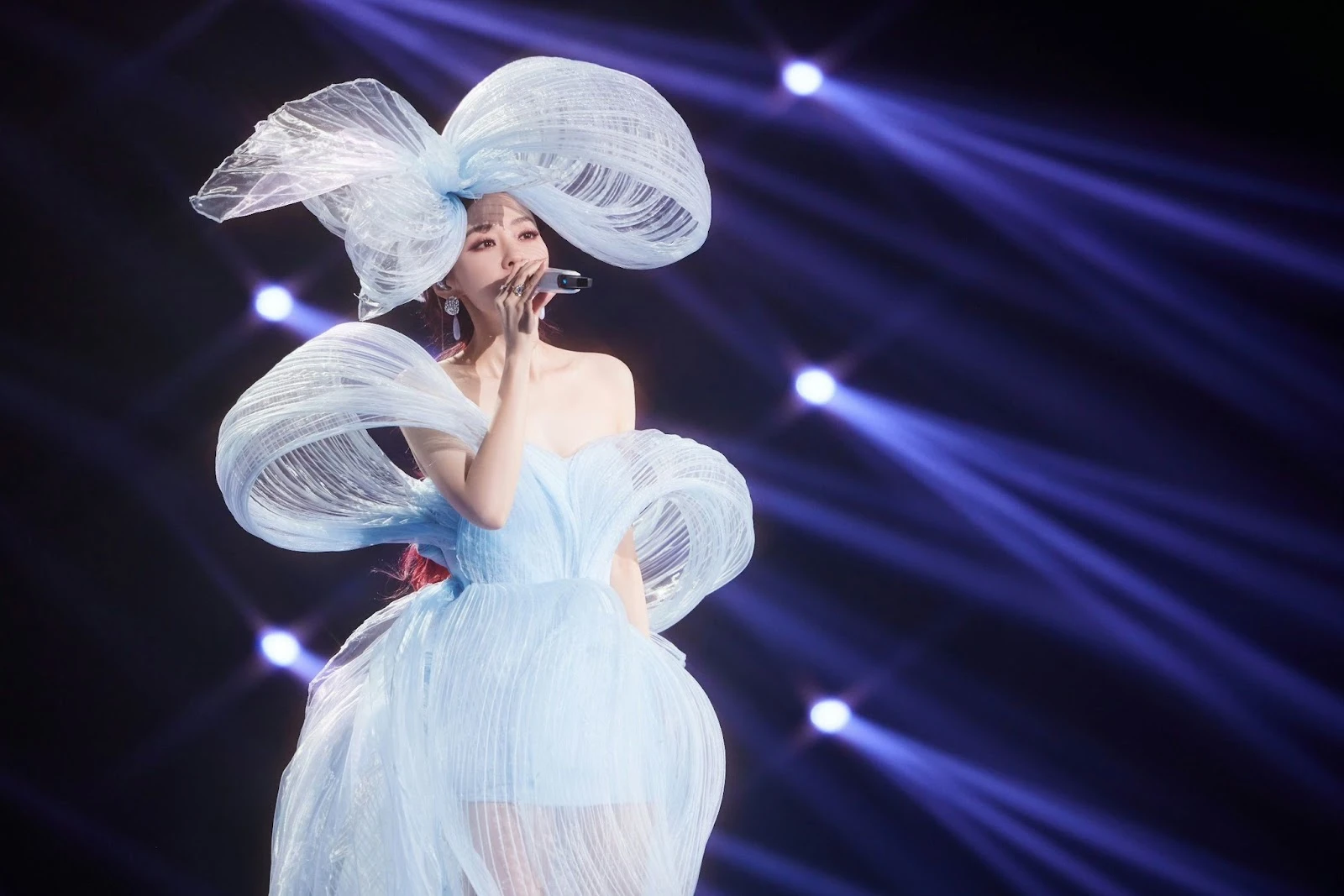 Trương Lương Dĩnh: Bị loại khỏi show truyền hình, giờ khiến cả showbiz xôn xao? - Hình 2
