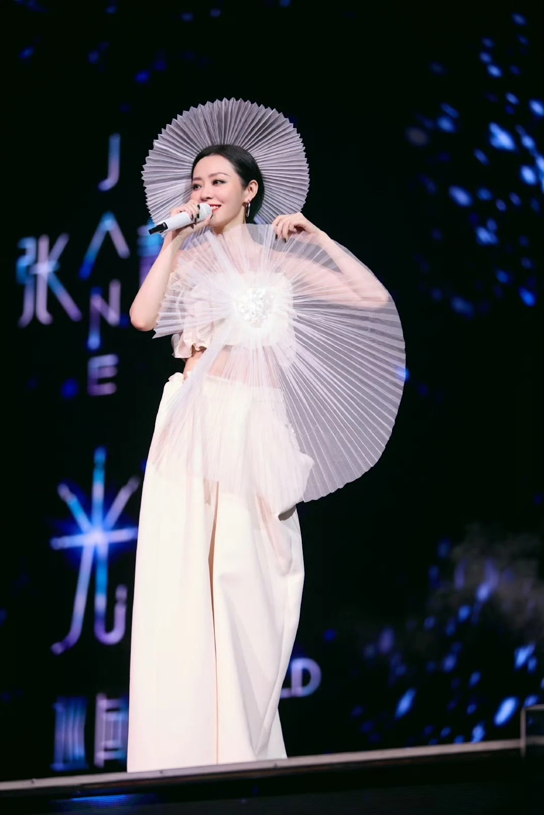 Trương Lương Dĩnh: Bị loại khỏi show truyền hình, giờ khiến cả showbiz xôn xao? - Hình 3