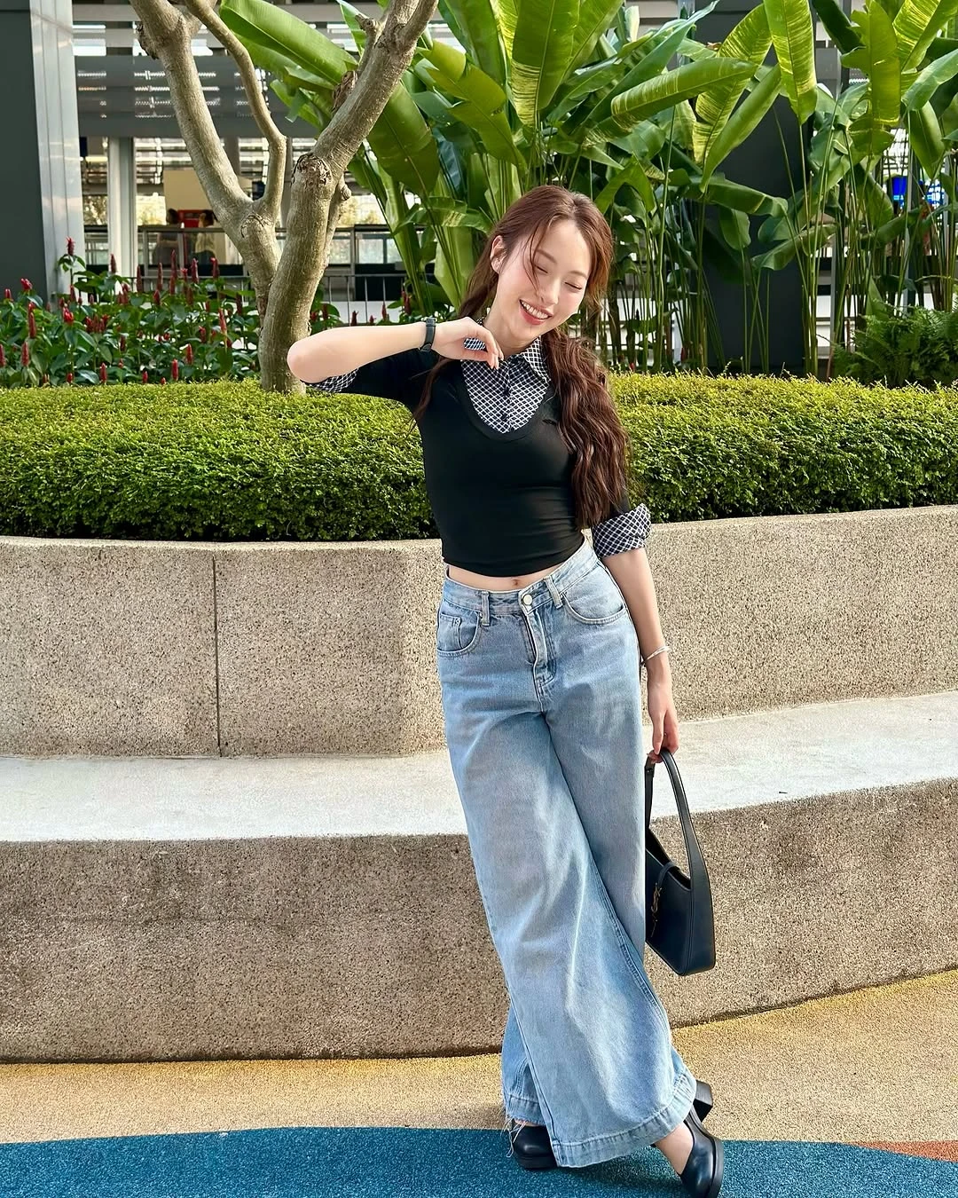 Diện quần jeans ống loe cho thời trang mùa hè sành điệu hơn bao giờ hết - Hình 7