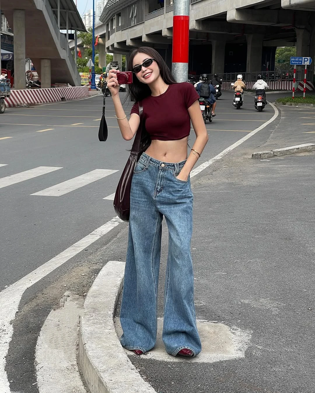 Diện quần jeans ống loe cho thời trang mùa hè sành điệu hơn bao giờ hết - Hình 2