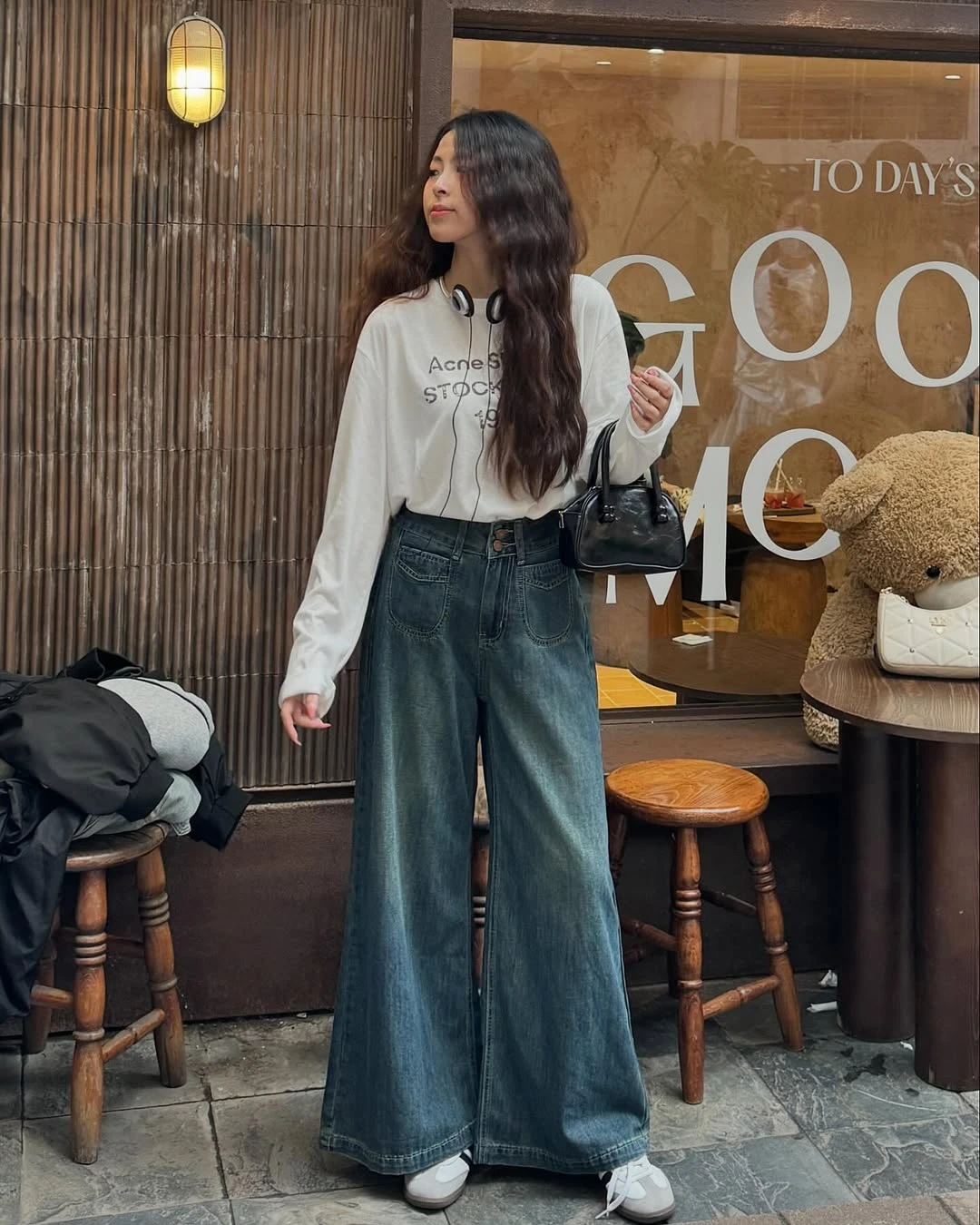 Diện quần jeans ống loe cho thời trang mùa hè sành điệu hơn bao giờ hết - Hình 8