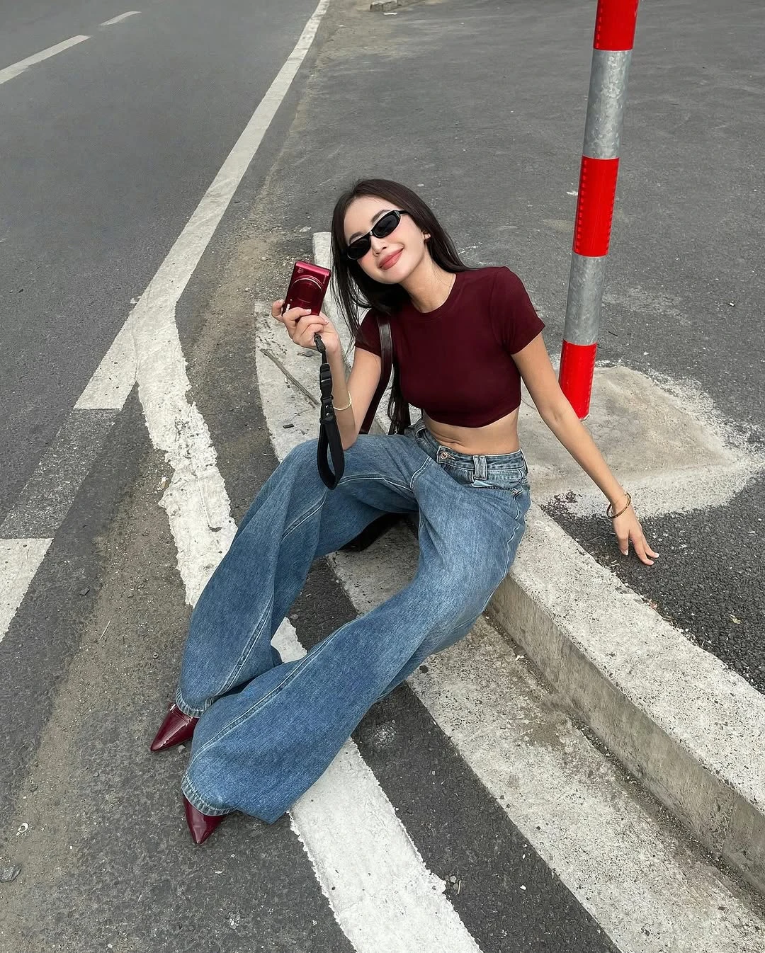 Diện quần jeans ống loe cho thời trang mùa hè sành điệu hơn bao giờ hết - Hình 1