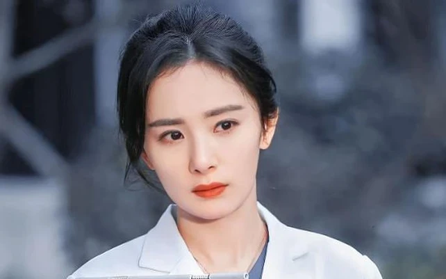 Dương Mịch: Từ Hồ Tiên đẹp nhất giờ rớt đài, nịnh hót đàn chị, chèn ép đàn em - Hình 1
