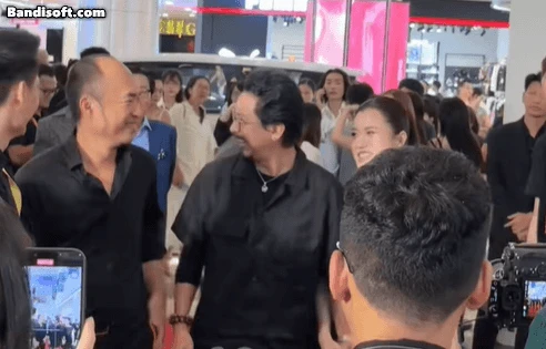 Lộ clip Tiến Luật sượng trân khi bị MC coi thường ngay tại thảm đỏ, netizen bất bình vô duyên vừa thôi - Hình 2