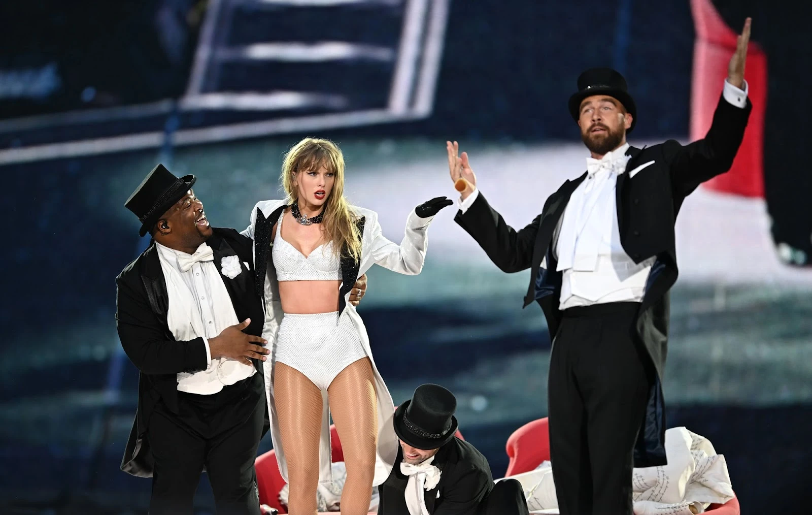 Taylor Swift chưa lên sân khấu, Travis Kelce đã gây bão với tuyên bố này! - Hình 2