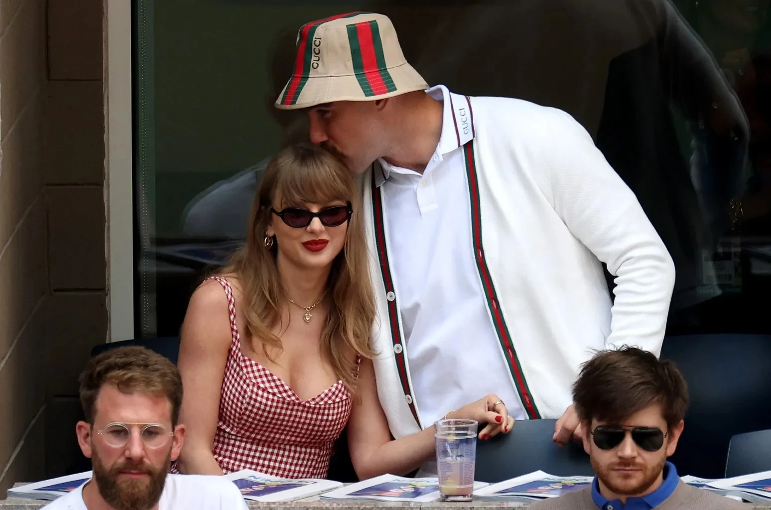 Taylor Swift chưa lên sân khấu, Travis Kelce đã gây bão với tuyên bố này! - Hình 3