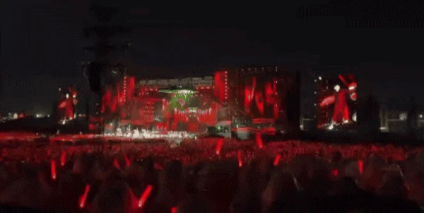 Truyền thông quốc tế nói về cảnh tượng sấm sét chói lòa tại concert Chông Gai, netizen tranh cãi dữ dội - Hình 2