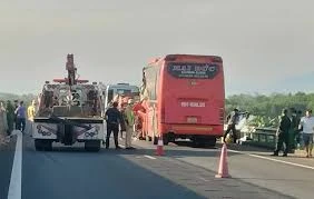 Vụ tai nạn rạng sáng trên cao tốc: Run chân bước qua xác xe, người nằm bất động - Hình 3