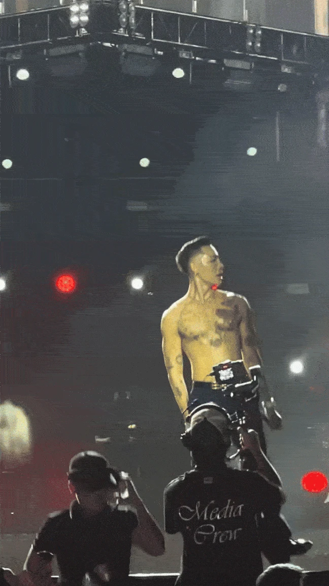 WEAN cởi áo khoe body, cả cõi mạng như rực cháy! - Hình 2