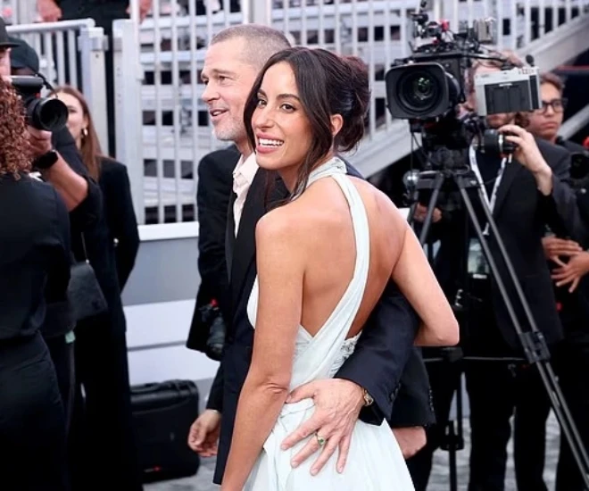 Bạn gái Brad Pitt lộ nhan sắc hao hao Angelina Jolie, lộ động thái chiếm hữu cao - Hình 1