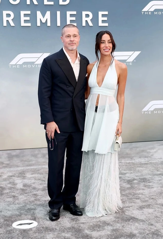 Bạn gái Brad Pitt lộ nhan sắc hao hao Angelina Jolie, lộ động thái chiếm hữu cao - Hình 2