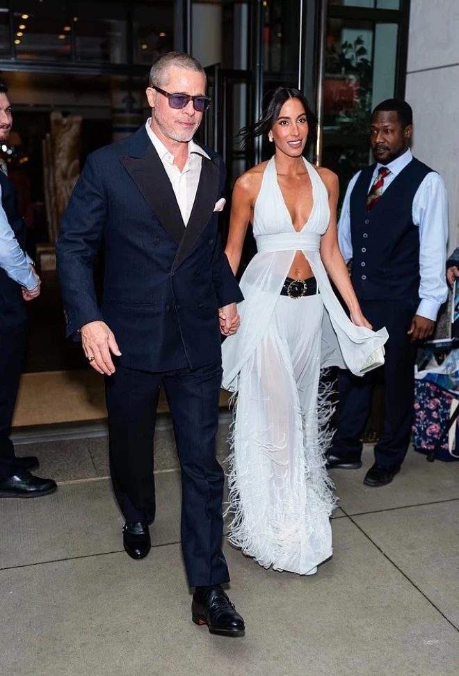 Bạn gái Brad Pitt lộ nhan sắc hao hao Angelina Jolie, lộ động thái chiếm hữu cao - Hình 4
