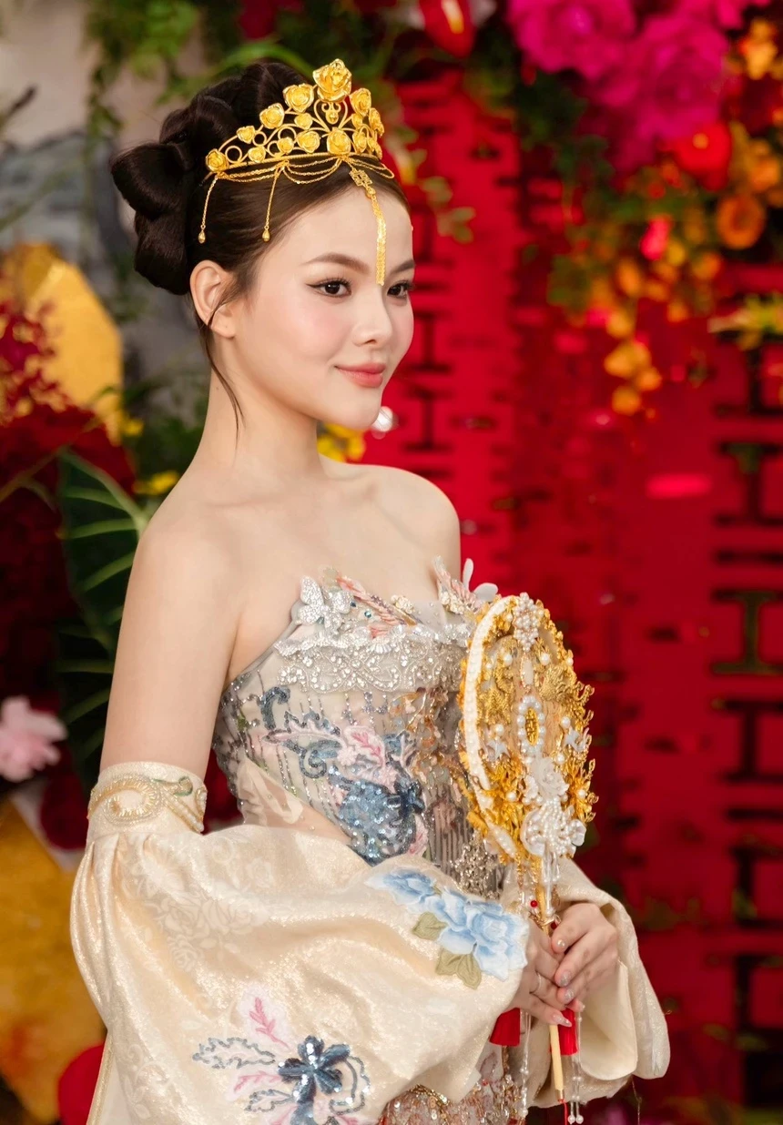 Cô dâu TPHCM đội vương miện từ 10 cây vàng, hé lộ gia thế, chấn động cõi mạng - Hình 2