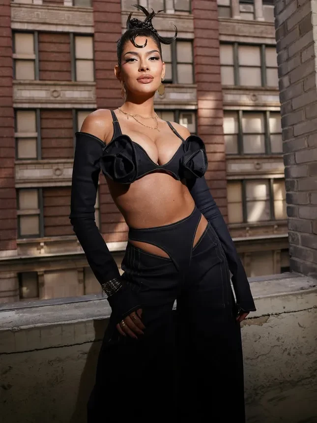 Miss Universe 2023 mặc hở gây tranh cãi, một đàn chị bỏ về dù đang làm giám khảo - Hình 3