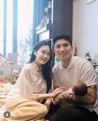 Vợ Đoàn Văn Hậu gây tranh cãi khi nịnh nọt bố chồng, phớt lờ bố ruột? - Hình 5