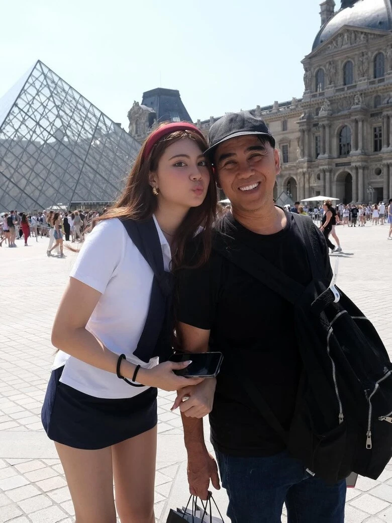 Ái nữ Quyền Linh check-in tận trời Tây, cha kè kè tay xách nách mang thấy mà tội - Hình 3