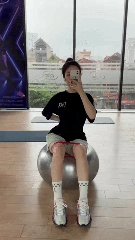 Chu Thanh Huyền ở phòng gym cuốn hết nấc: Vóc dáng nuột nà, visual xinh xỉu, bảo sao Quang Hải mê không lối thoát! - Hình 4